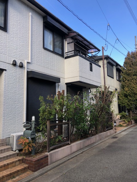 近隣の方から苦情が来る状態でしたので樹木を生かしてのぎりぎりの剪定をしました。このような状態の問題をお持ちのお家の方、お気軽にお問い合わせください。お見積り無料です。