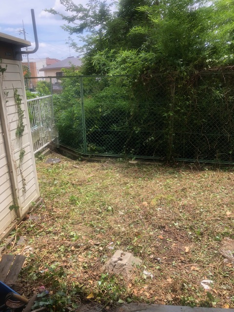 幸いタヌキの親子も既に引っ越ししてたようで居ませんでした。ツル類等に除草剤を散布し作業完了しました。お隣の方も安心されてました。